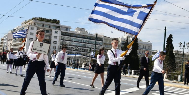 Πλήθος κόσμου παρακολούθησε την μαθητική παρέλαση στην Αθήνα – Άνοιξε ο σταθμός του Μετρό «Σύνταγμα»