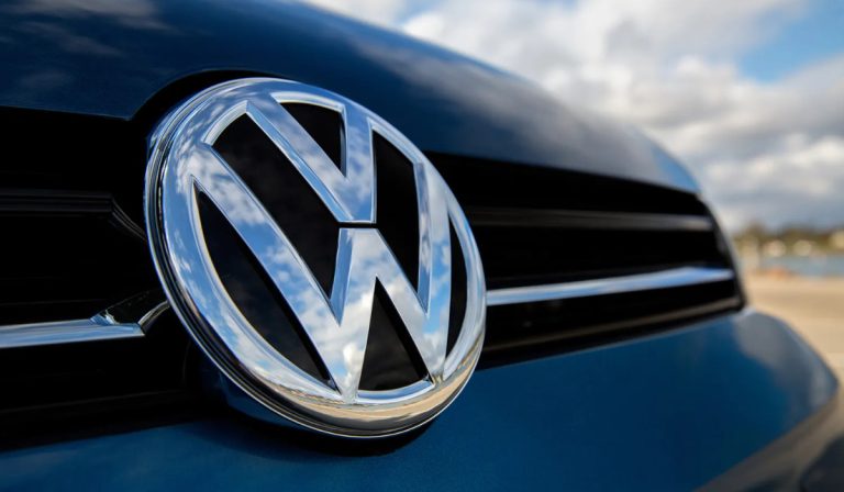 Volkswagen: Για τα σχέδια εξυγίανσης ενημερώθηκαν οι εργαζόμενοι – Σκληρή αντίδραση αναμένεται από τους συνδικαλιστές