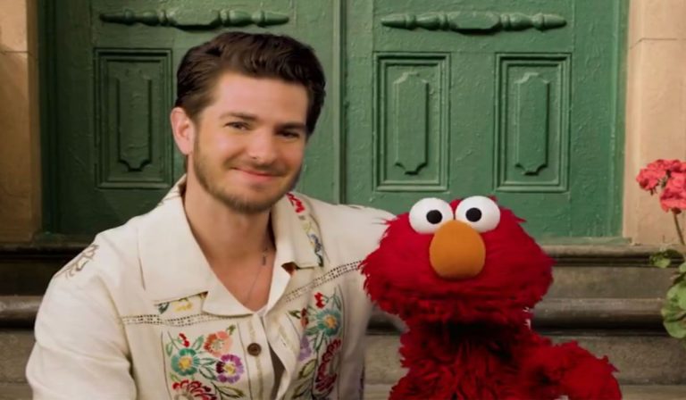 Ο Άντριου Γκάρφιλντ μίλησε στη σειρά «Sesame Street» για τη θλίψη μετά την απώλεια της μητέρας του και έγινε viral