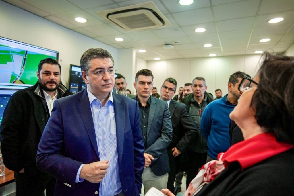 Ο Ευρωπαίος Επίτροπος Βιώσιμων Μεταφορών και Τουρισμού Απόστολος  Τζιτζικώστας στις εγκαταστάσεις του Ινστιτούτου Μεταφορών του ΕΚΕΤΑ στη  Θέρμη Θεσσαλονίκης - To πρώτο νέο της ημέρας είναι πάντα εδώ