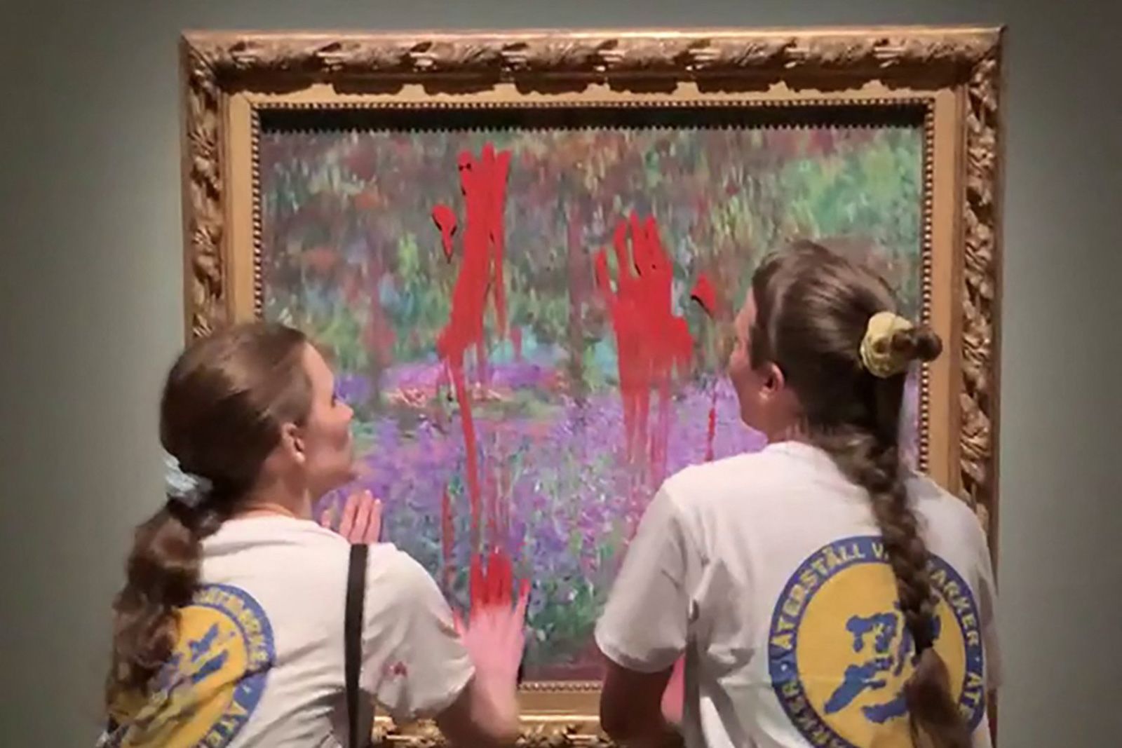 activists-monet-paint-protest-stockholm