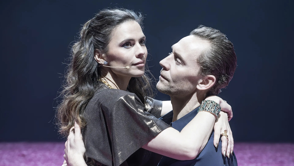 Tom-Hiddleston-Hayley-Atwell-00339