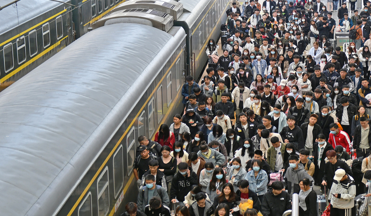 china-train-crowd-kosmos-epibates-epivates-sidirodromos-stathmos212112